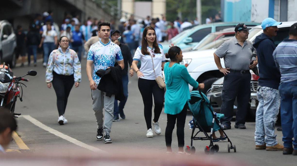 Y es que las catrachas, no quisieron perderse la gran fiesta y el espectáculo entre Honduras y México por la Nations League.