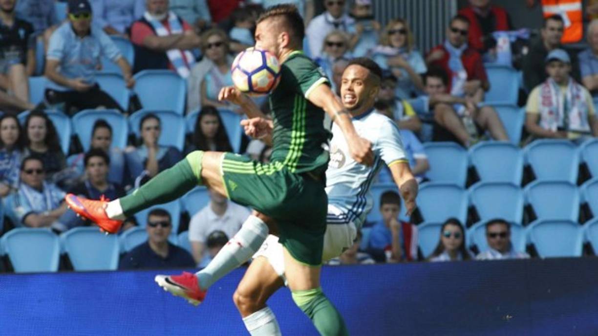 En cuanto a las manos, se establece que una mano será infracción si el balón golpea en el límite del brazo en el punto inferior de la axila.