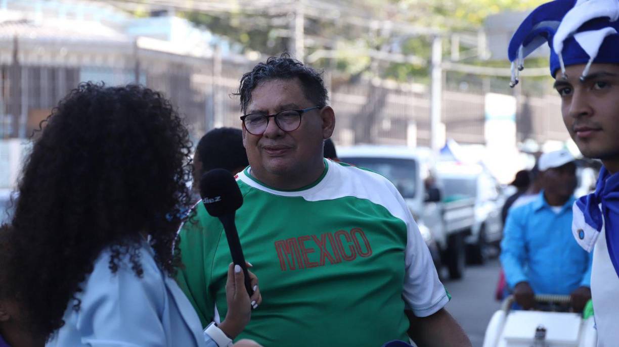 Estos son algunos de los primeros aficionados que arribaron al Estadio Nacional Chelato Uclés para disfrutar el duelo de Honduras contra México. 