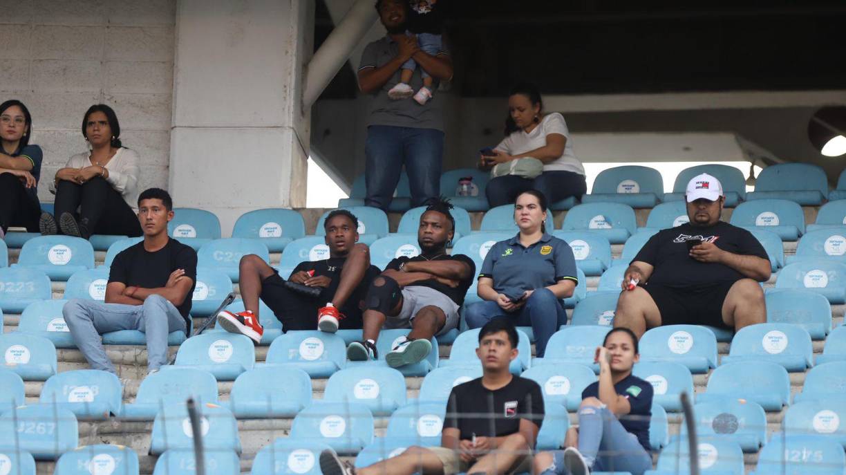Kevin Álvarez, exjugador del Motagua, reapareció en los estadios tras su lesión que lo apartó por lo que resta de la temporada. Vio el partido desde las graderías junto a su primo Bryan Félix, jugador del Real España.