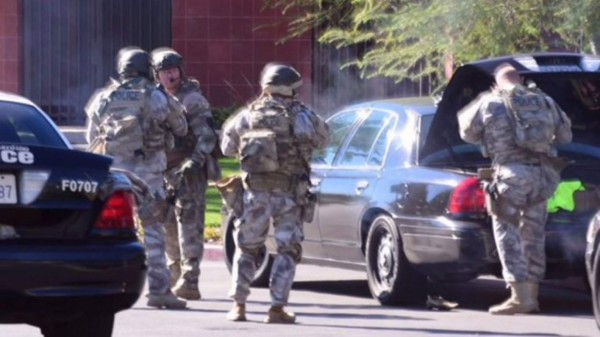 Las autoridades de San Bernardino, California, EUA, reportaron la muerte de varias personas tras un tiroteo en un edificio de servicios sociales.