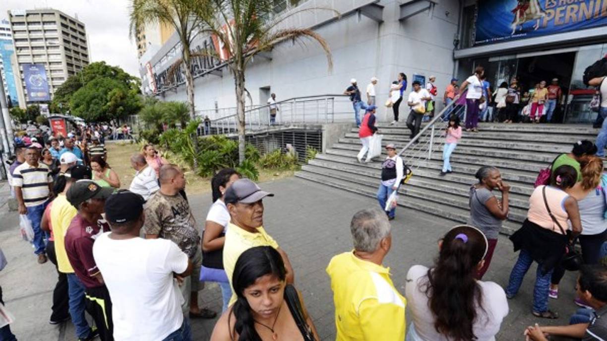 En esta foto del 20 de marzo de 2020, una mujer, con una mascarilla protectora, compra hierbas frescas en un mercado en Caracas, Venezuela. Ante la llegada del coronavirus algunos venezolanos recurren a plantas como el toronjil, el hinojo y el limoncillo, y frutos como el limón, alegando que eso los ayuda a mejorar el sistema inmunológico y protegerse de la pandemia. Médicos y organizaciones científicas sostienen que el consumo de bebedizos de hierbas no sirve para prevenir ni tratar la enfermedad. (Foto AP/Ariana Cubillos)