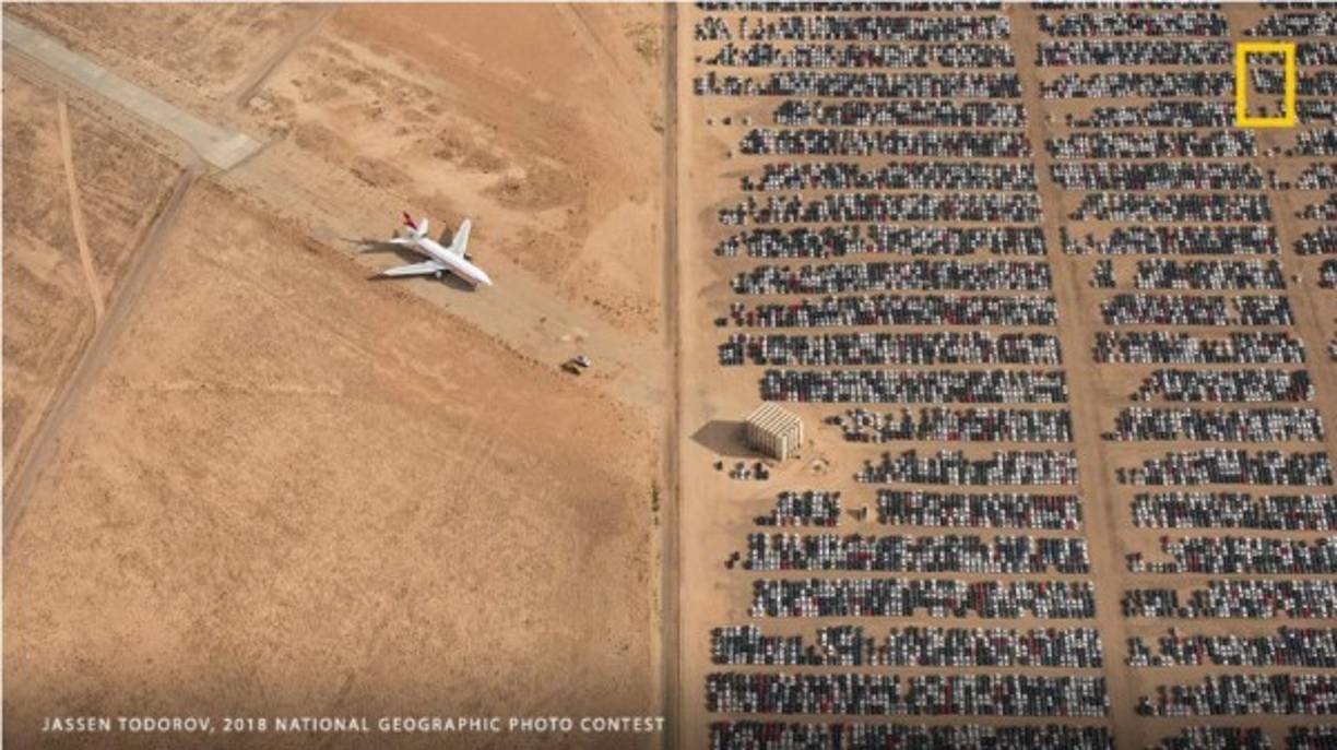 Irreal es la fotografía ganadora del concurso en donde muestra a miles de automóviles permanecen inactivos en medio del desierto de Mojave en California. Los modelos fabricados de 2009 a 2015 fueron diseñados y manipulados para superar las pruebas de emisiones exigidas por la Agencia de Protección Ambiental de los Estados Unidos.Tras el escándalo, Volkswagen retiró millones de autos.