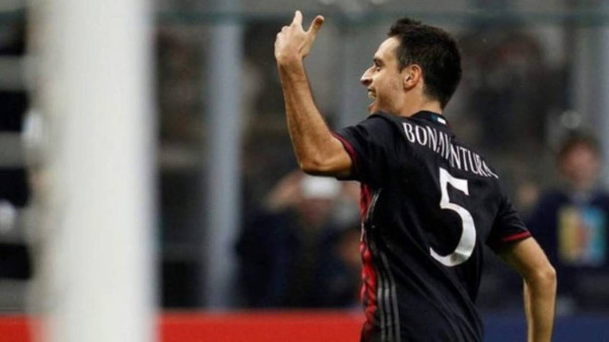 Según La Gazzetta dello Sport, el centrocampista del Milan, Giacomo Bonaventura, libre a partir de junio, está en la agenda de varios clubes italianos, entre ellos el Torino. Pero le destino preferido del jugador sería la Roma