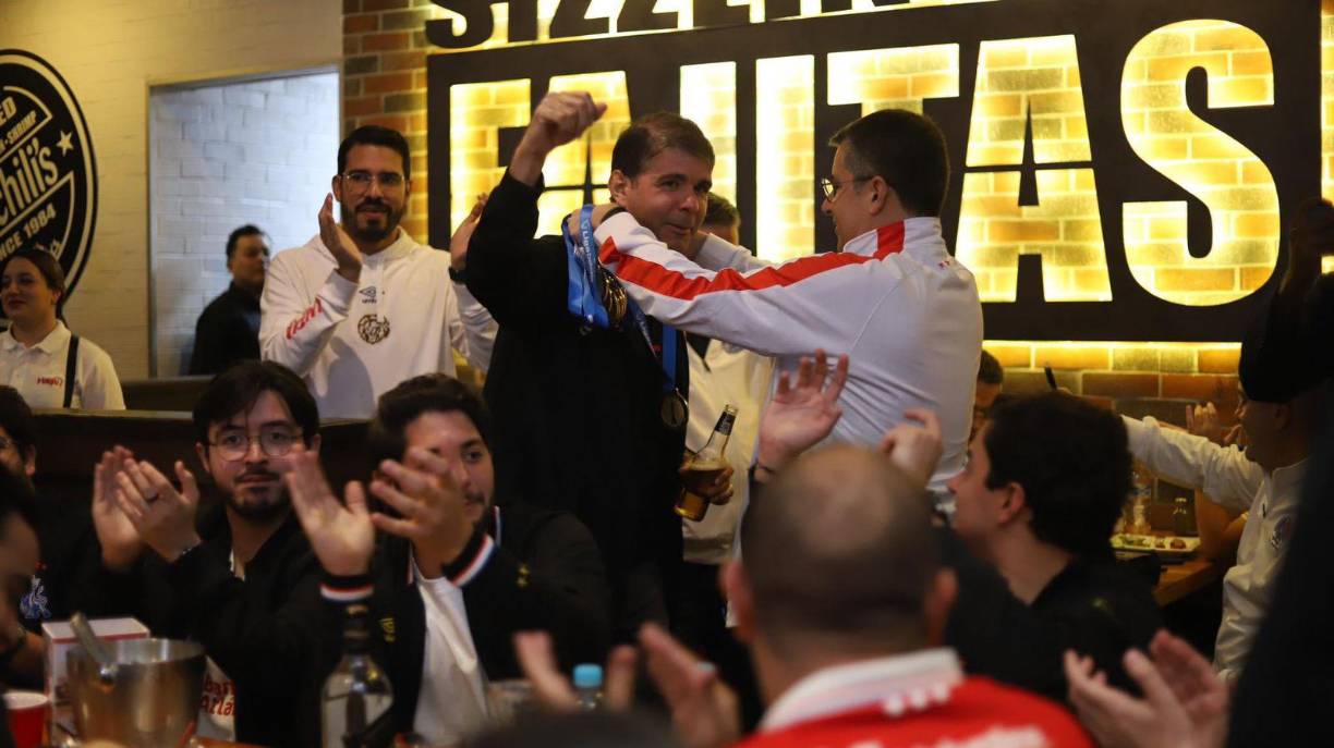 Los festejos de Olimpia no se hicieron esperar y no es para menos, ya que consiguieron el Tricampeonato de la mano de Pedro Troglio. 