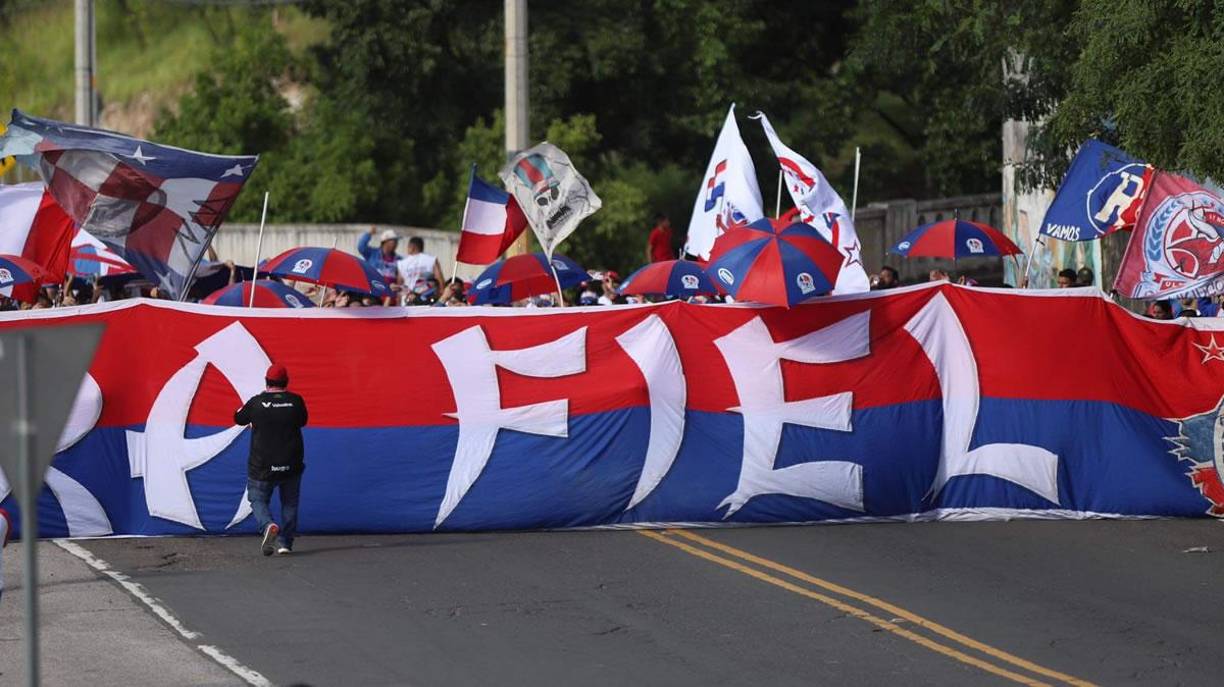 La Ultra Fiel, barra del Olimpia, puso el color en la previa del partido con cánticos en apoyo a su equipo en las afueras del estadio Nacional Chelato Uclés.