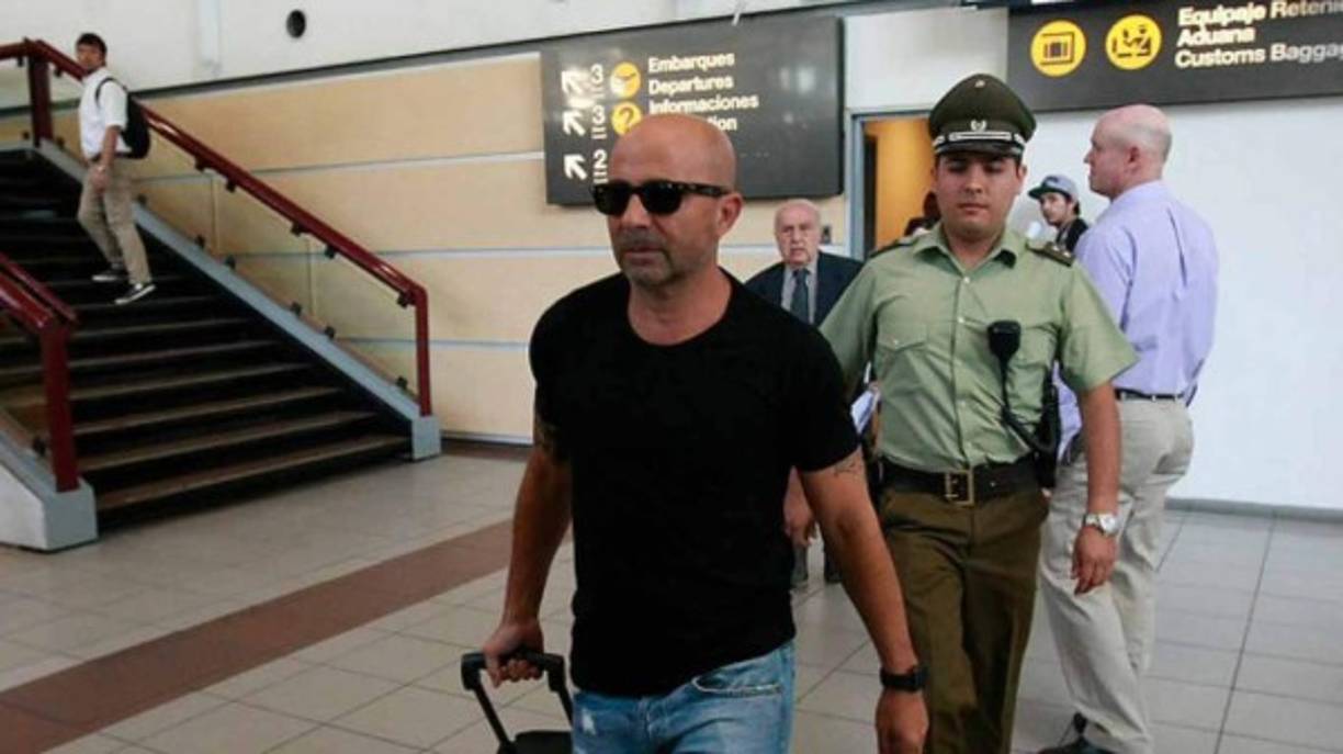 Jorge Sampaoli llegó este jueves a Argentina pero, de momento, oficialmente el entrenador no se puede poner al frente de la Albiceleste. Las cuestiones legales, como sigue vinculado con el Sevilla, se lo prohíben y no será presentado en sociedad hasta el 1 de junio. De todas formas, mientras se encuentre en el país, el casildense irá a ver distintos partidos de la liga local.