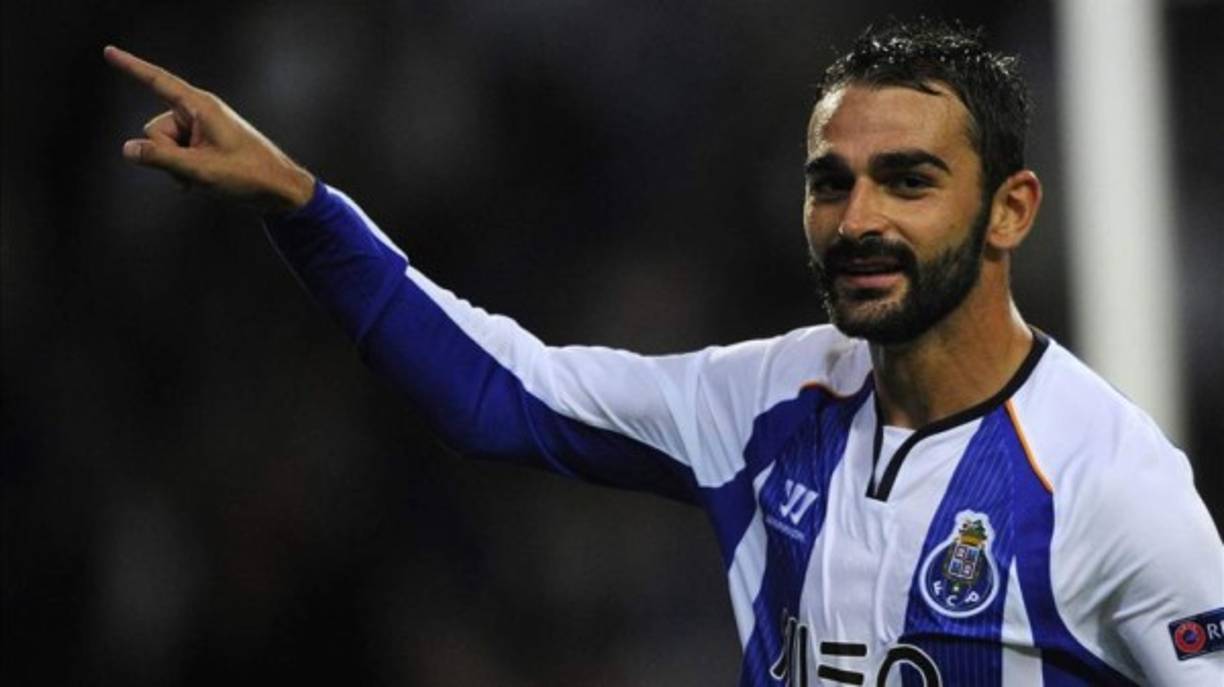 Con la idea de buscar los minutos que no tiene el Porto, el punta español Adrián López podría regresar al Deportivo La Coruña como refuerzo para la próxima temporada.