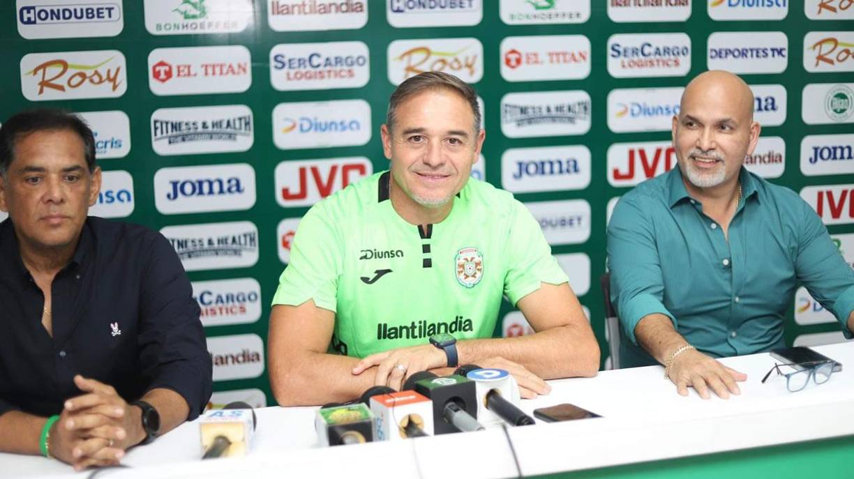 Hernán ’La Tota’ Medina fue presentado como nuevo entrenador del Marathón por Orinson Amaya y Rolin Peña.