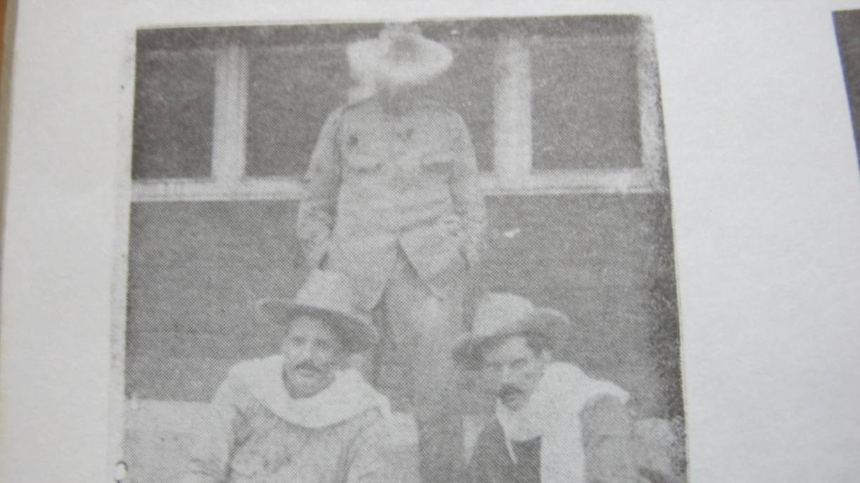 El general Salvador Cisneros sentado a la izquierda de la imagen, junto a dos de sus lugartenientes, listos para defender La Ceiba, ante el ataque del general Vicente Tosta. 