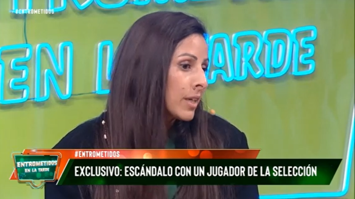 Asimismo, confesó que mes a mes recibe apenas 440 mil pesos argentinos (alrededor de 53,000 lempiras), lo que se traduce al 0.16 % del sueldo de Otamendi.
