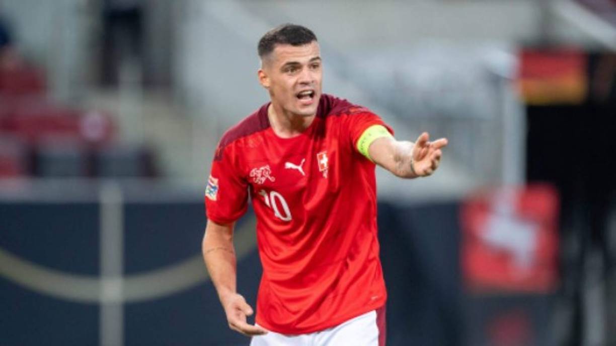 Granit Xhaka, mediocampista suizo de origén albanés del Arsenal, sería el elegido de José Mourinho para la Roma. Xhaka ha externado su intención de abandonar el Emirates, tras descontentos con la afición 'Gunner'.