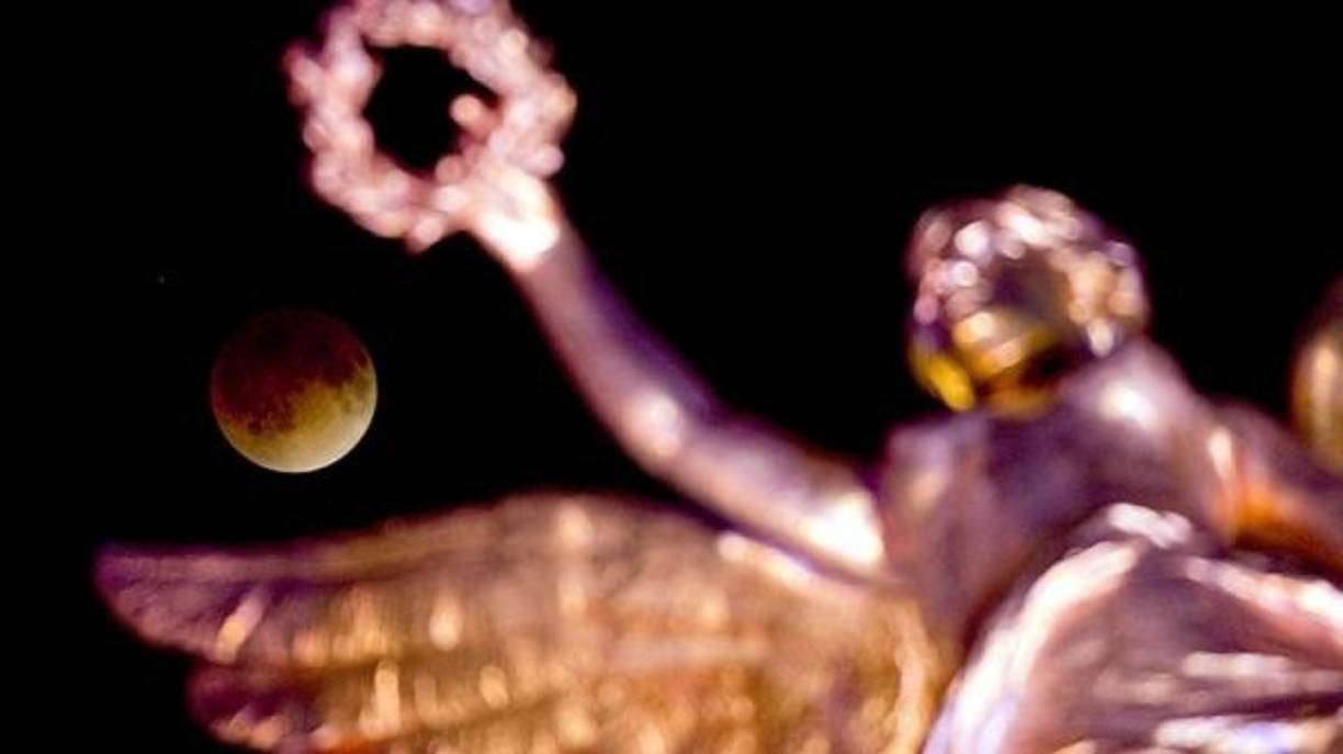 Un eclipse lunar se ve en Tokio el 8 de octubre de 2014 Muchos ciudadanos habían escalado la cima de los rascacielos de la ciudad para ver el cielo. AFP