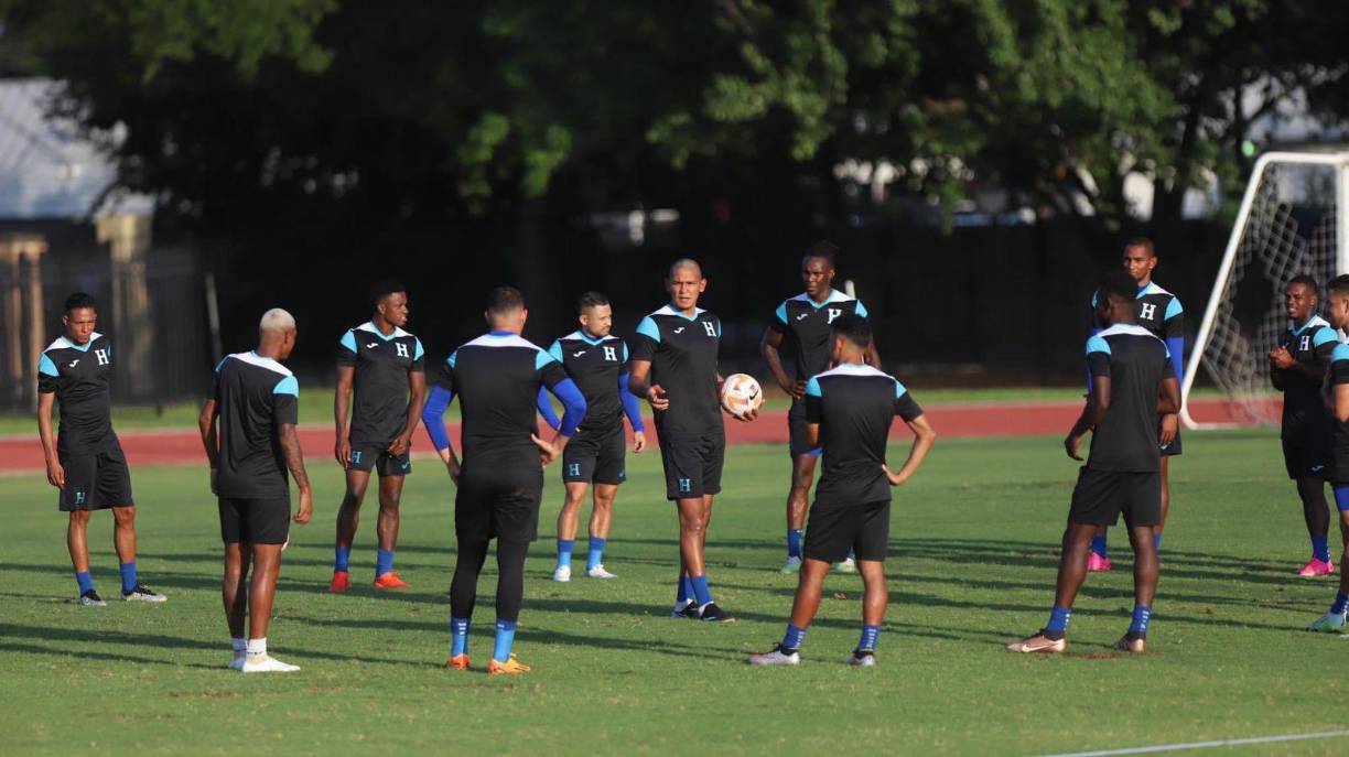 Diego Vázquez ya tiene definida su oncena para medirse a los aztecas. No habrá mayores variaciones con respecto al equipo que jugó contra la Vinotinto. Solamente la entrada de Devron García por el lesionado Carlos Meléndez.
