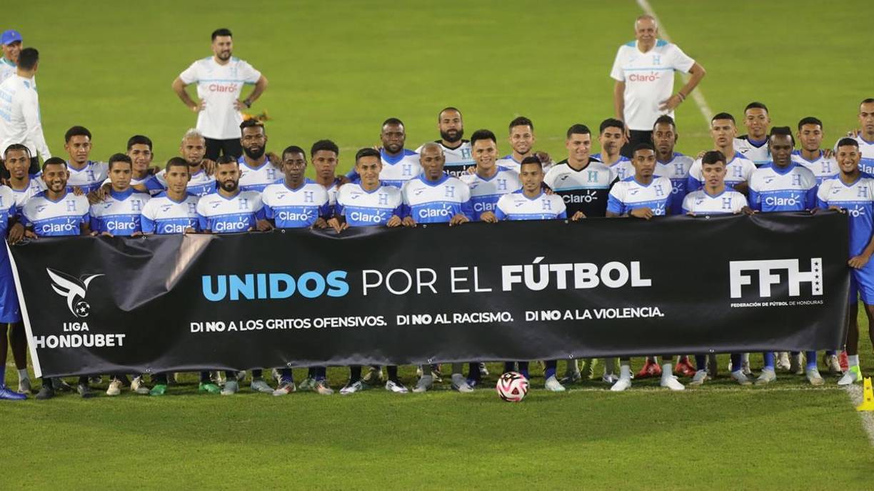 Los seleccionados posaron con una pancarta que la Federación de Fútbol de Honduras y la Liga Nacional han creado en contra del racismo y violencia en los estadios.