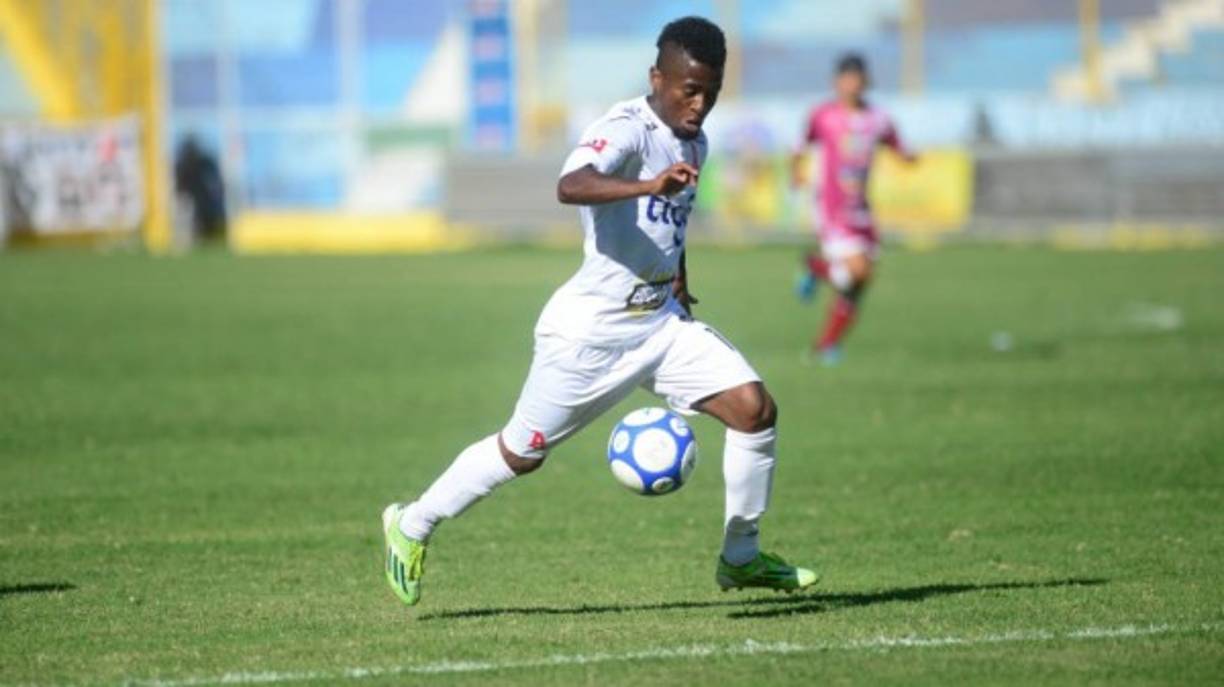 En las últimas horas surgió el rumor de que el Olimpia se había interesado en el colombiano Luis Hinestroza del Alianza de El Salvador, pero el presidente de dicho club ha confirmado en la radio HRN que nadie del equipo merengue se ha contactado con ellos.