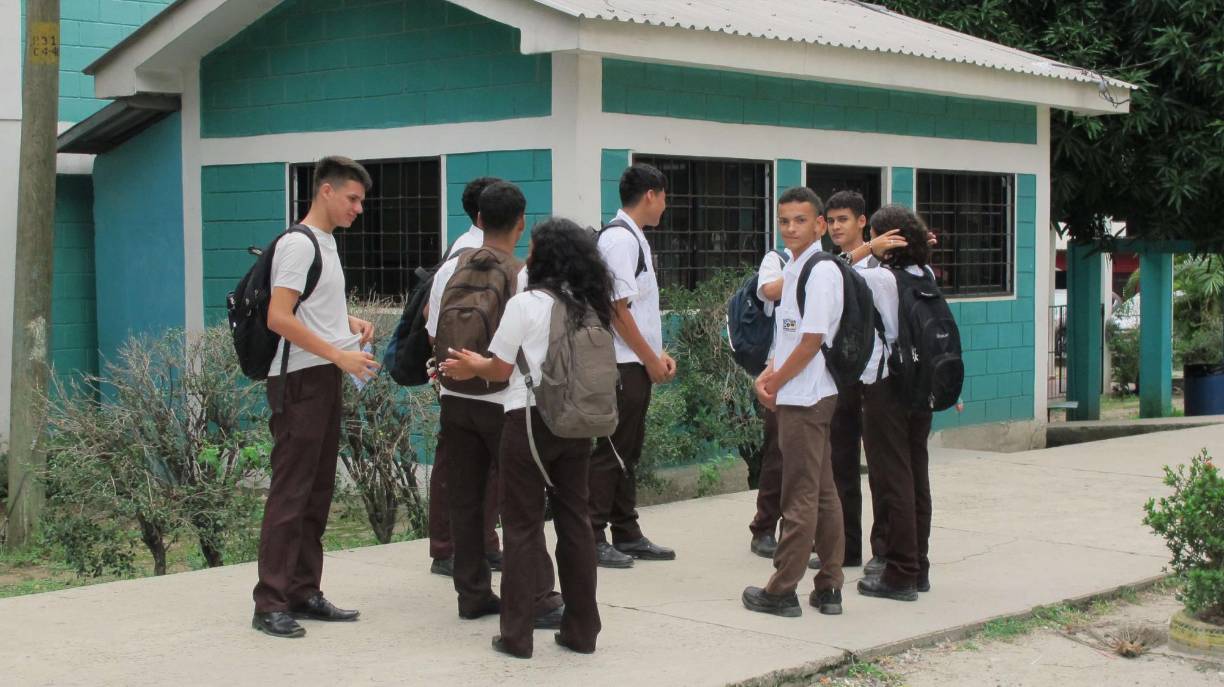 Por su parte, el profesor Carlos Mata, expresó que pese a las múltiples limitantes, el centro continúa liderando la formación técnica en la zona norte de Honduras, pues la mayoría de sus alumnos encuentran empleo luego de graduarse.