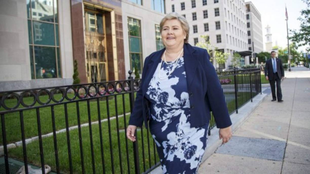 La primera ministra de Noruega, Erna Solberg, es una política, socióloga, politóloga, estadista y economista noruega. Comenzó en política perteneciendo al Høyre (Partido Conservador Noruego), donde en el año 1979 entró en el gobierno local de su ciudad natal, en 1989 fue elegida como parlamentaria en el Storting donde permanece actualmente y posteriormente en el 2001 pasó a formar parte del gobierno del Primer Ministro Kjell Magne Bondevik, además de otros prominentes cargos que ha ostentado.