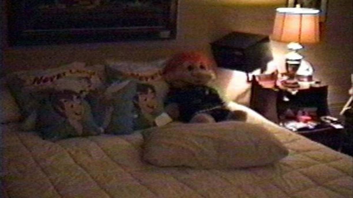 El sitio de informaciones Radar Online, publicó las imágenes requisados en Neverland, la amplia residencia de Jackson oculta entre viñedos en la campiña californiana, cerca de Santa Barbara. Allí se observan las habitaciones en las que supuestamente el cantante hospedaba a los menores.