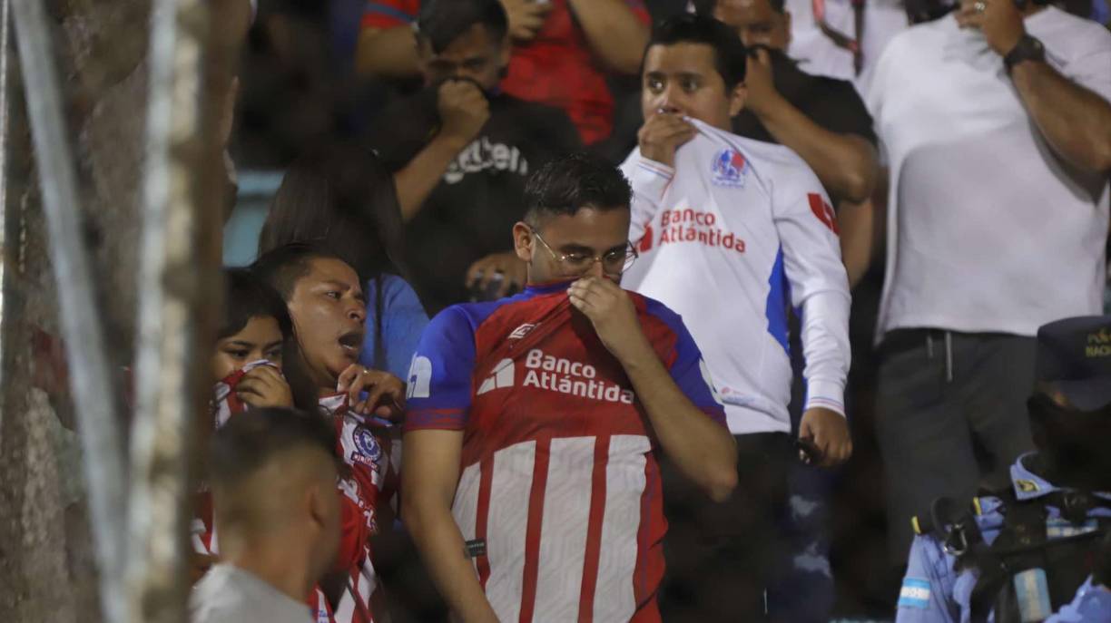 Así fueron captados aficionados del Olimpia en su sector. 