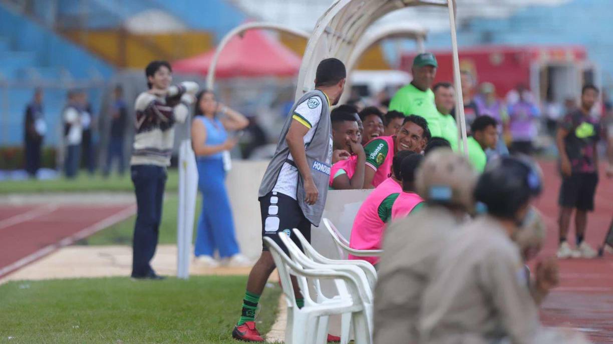 Juan Ramón Mejía charlando con los jugadores de Marathón previo a su salida de la cancha tras ser expulsado.