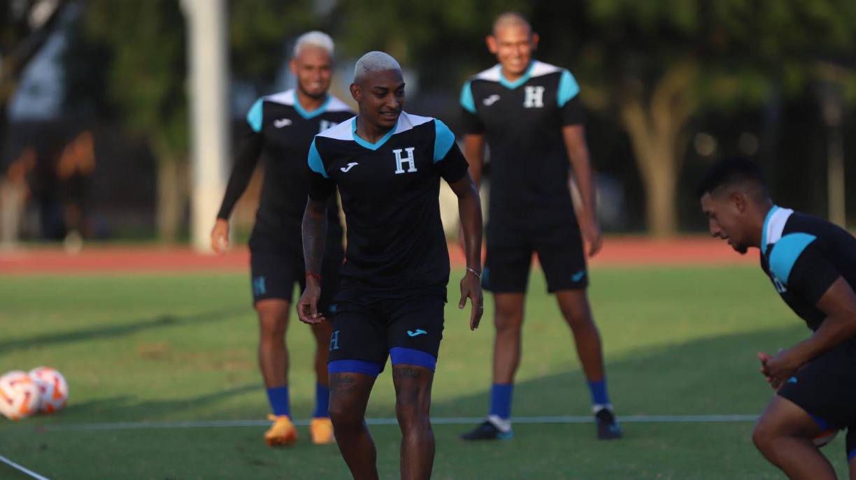 Joseph Rosales fue uno de los legionarios que aparecieron con un nuevo look en el último entrenamiento de la Selección.