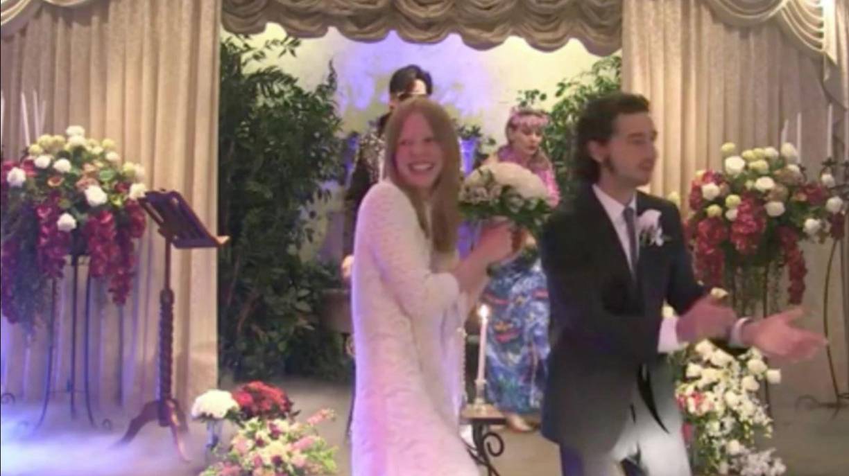 Shia LaBeouf y Mia Goth. El actor se casó con Goth en una boda temática en la capilla Viva Las Vegas en octubre de 2016 y se separó dos años después. “Shia y Mia solicitaron el divorcio”, dijo un representante de LaBeouf a Us Weekly en ese momento. “La separación es amistosa y todos los detalles relacionados con el proceso de divorcio se mantendrán en privado”.