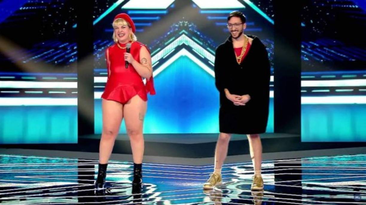 Glitch Gyals fueron eliminados de The Xfactor España, la última semana de mayo, cuando interpretaron 'La Muslona' otro éxito urbano que empieza a viralizarse en las redes sociales. Lapili tiene una versión en solitario colgada en su cuenta de Youtube.