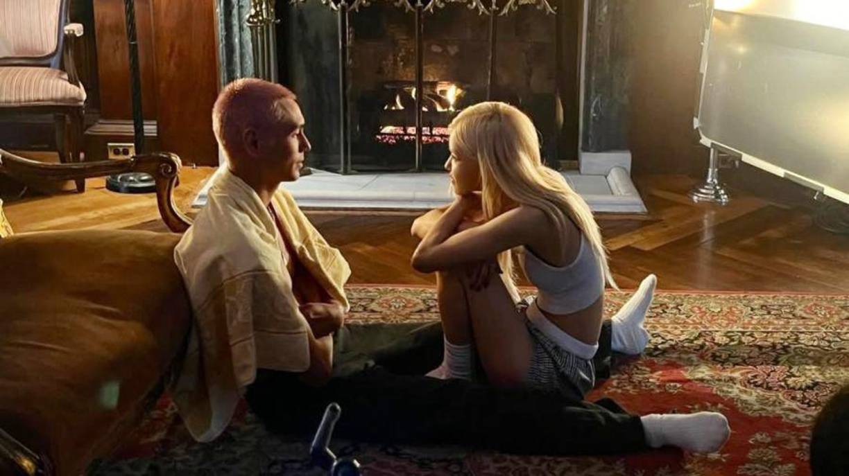 En diciembre de 2024, Evan Mock protagonizó el video musical “Toxic Till the End” de Rosé, miembro de BLACKPINK. En el video, Mock interpreta al interés amoroso de Rosé, y su química en pantalla ha generado rumores sobre una posible relación romántica entre ellos. En especial, porque en el video la pareja se da un tierno beso. Sin embargo, ambos han aclarado que su relación es estrictamente profesional.