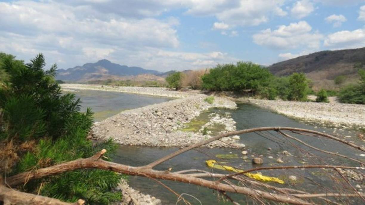 El caudaloso río se ve como una calle de tierra por donde se puede transitar sin mucha dificultad.
