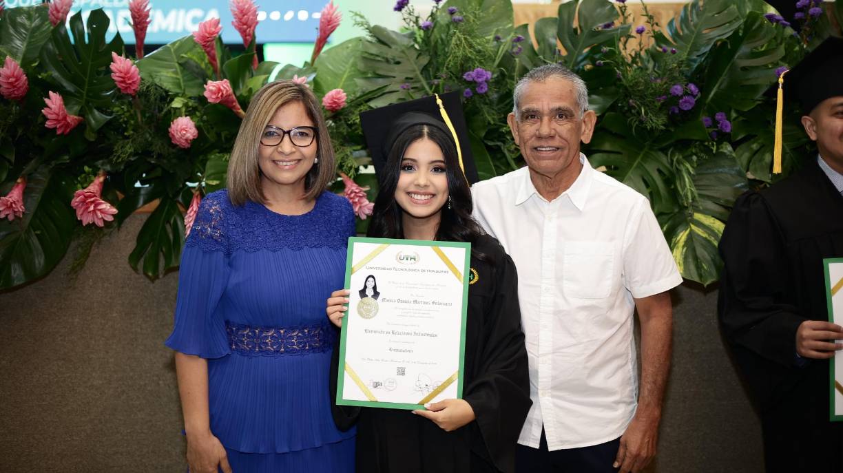 Fanny, Mónica y Carlos Martínez