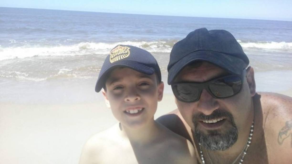 Martín García - El exentrenador del Real España dejó el país y ha pasado la Navidad junto a su hijo en las playas de Uruguay. Así disfruta el 'Tato'.