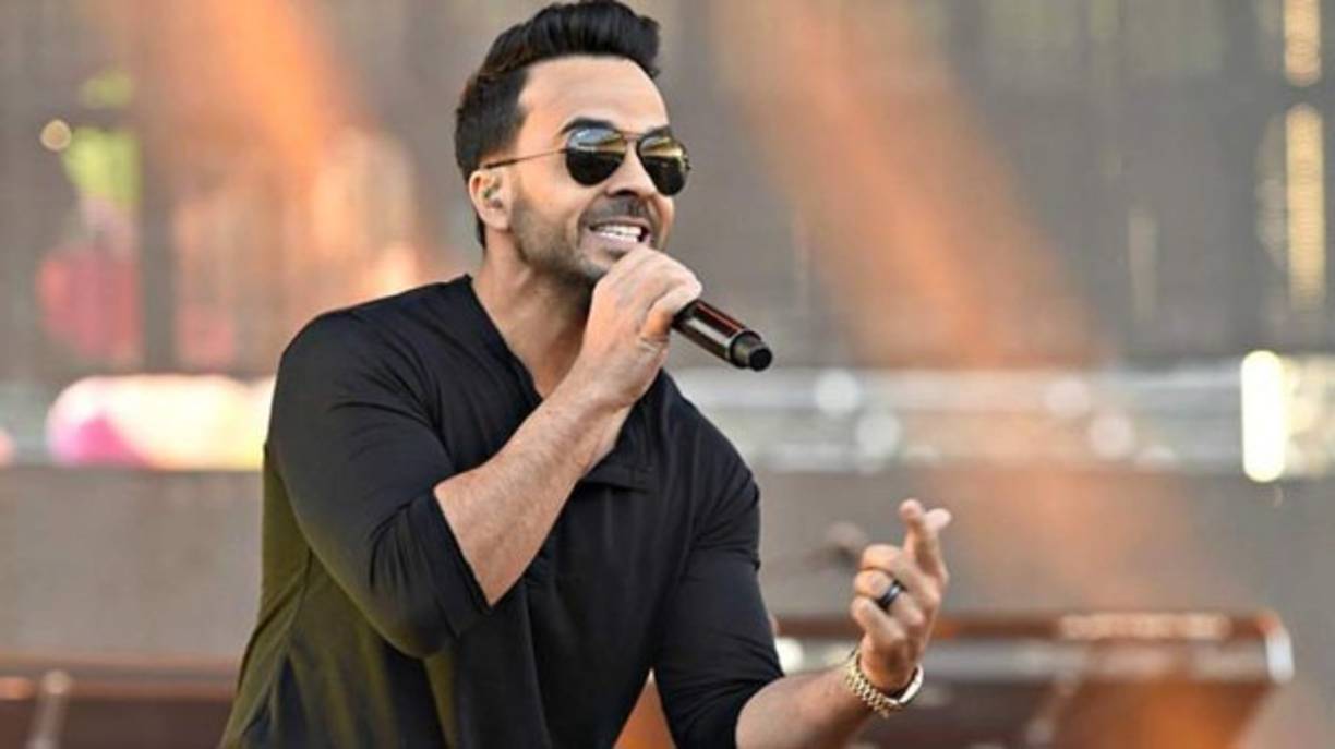Luis Fonsi, el artista del momento debido a sus más recientes éxitos. El intérprete consiguió romper todos los récords con su canción 'Despacito', abriendo un nuevo mercado a su música y consolidándose en la elite de la industria. El miércoles 21 de febrero será su quinta vez sobre el escenario de la Quinta Vergara protagonizando la segunda noche de Viña 2018.