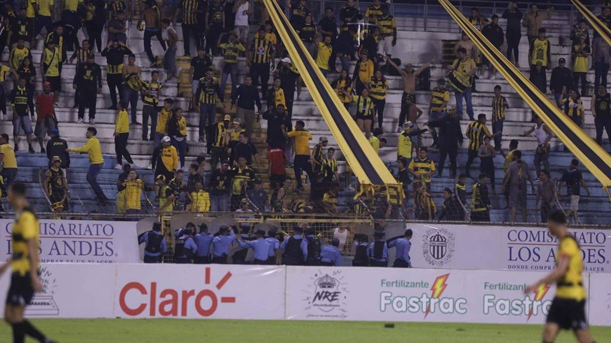 Aficionados del Real España intentaron ingresar al terreno de las acciones del estadio Olímpico. Esto sucedió cuando transcurría el segundo tiempo del clásico ante Marathón.