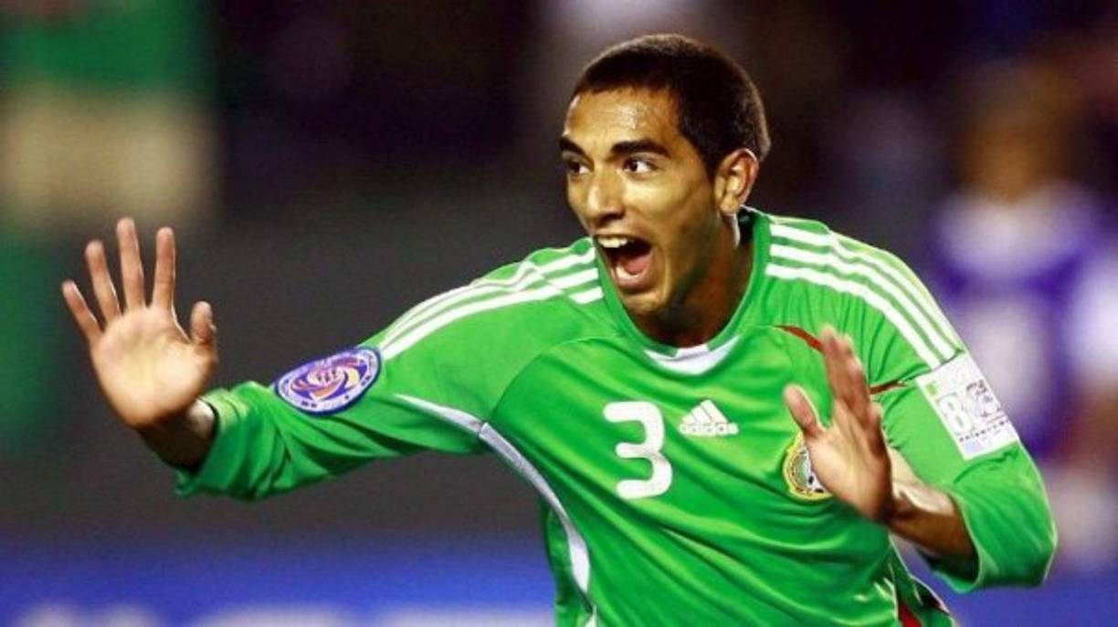 Edgar Castillo cuando jugó con México.