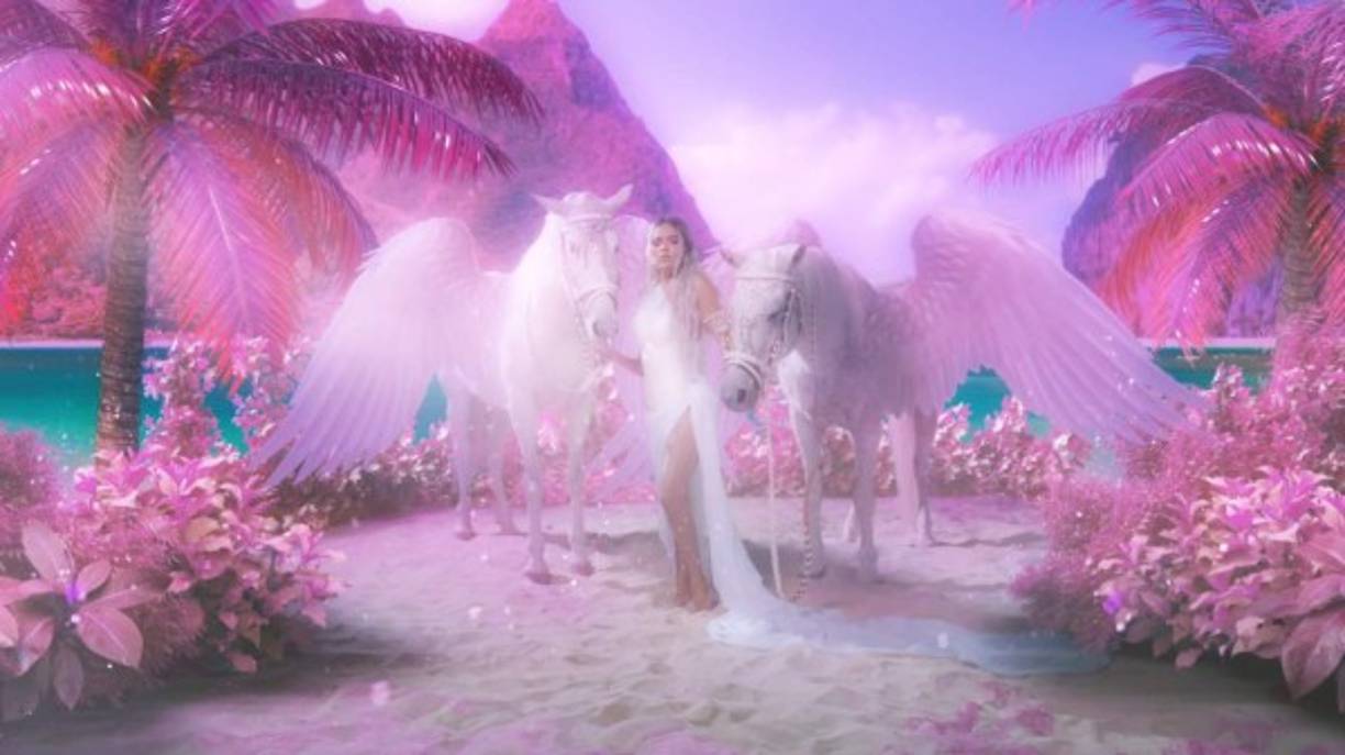 Aunque no quiso entrar en detalles, prometió que la colaboración con Nicki Minaj no será la más inesperada: 'Hay otros artistas que me tienen muy emocionada' dijo a EFE.<br/><br/>Karol G aprovechó para mencionar a su novio Anuel AA 'Agradezco el que haya llegado una persona a mi lado que me complementa y me ha dado eso que me hacía falta', reconoció la estrella.<br/><br/>'HAY UNA PALABRAS MÁS GRANDE QUE “TE AMO” ?????? Estoy averiguando pa decírtela todos los días!!!!!!! 😍😍😍😍😍😍 ya te amo se queda pequeño', le comentó Anuel AA en su Instagram por su belleza.