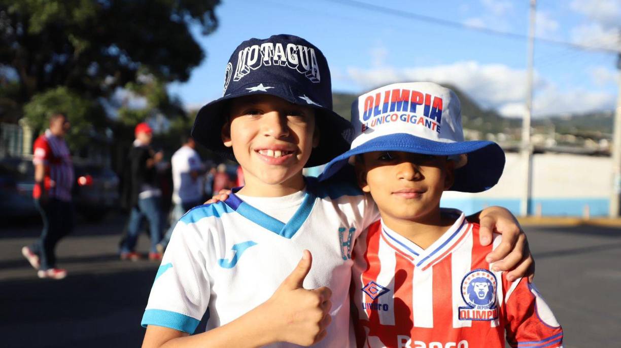 ¡Qué estilazo! Así posaron estos pequeños fanáticos de Olimpia y Motagua en la previa de la gran final. 