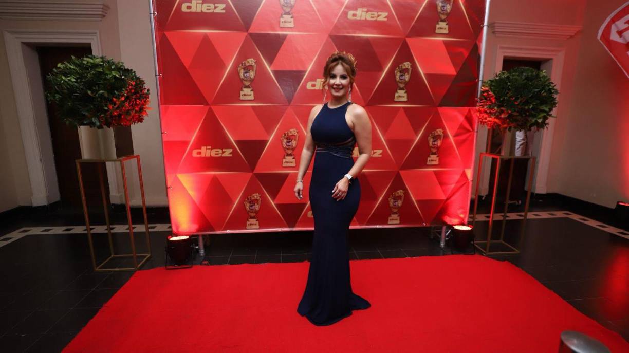 Nuestra periodista Jenny Fernández también cautivó con su belleza en los Premios DIEZ 2023. 