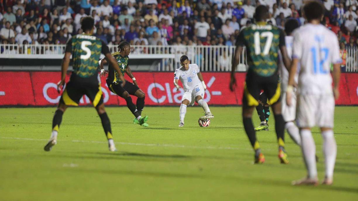 5. Sin efectividad: Nulo juego ofensivo de Honduras. Edwin Rodríguez se miraba desconectado por el roce físico al que fue sometido por los grandulones jamaicanos, aunado a ello el bajo nivel mostrado por sus compinches en la creación como Palma.