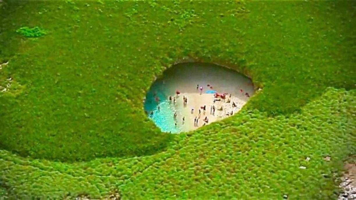 Hidden Beach, una isla escondida en las Islas Marietas, ubicadas en la zona sureste de la ciudad de Tepic, en el Estado de Nayarit. Es tanta su riqueza, que constituyen una de las reservas de la Biosfera protegida por la UNESCO del mundo.