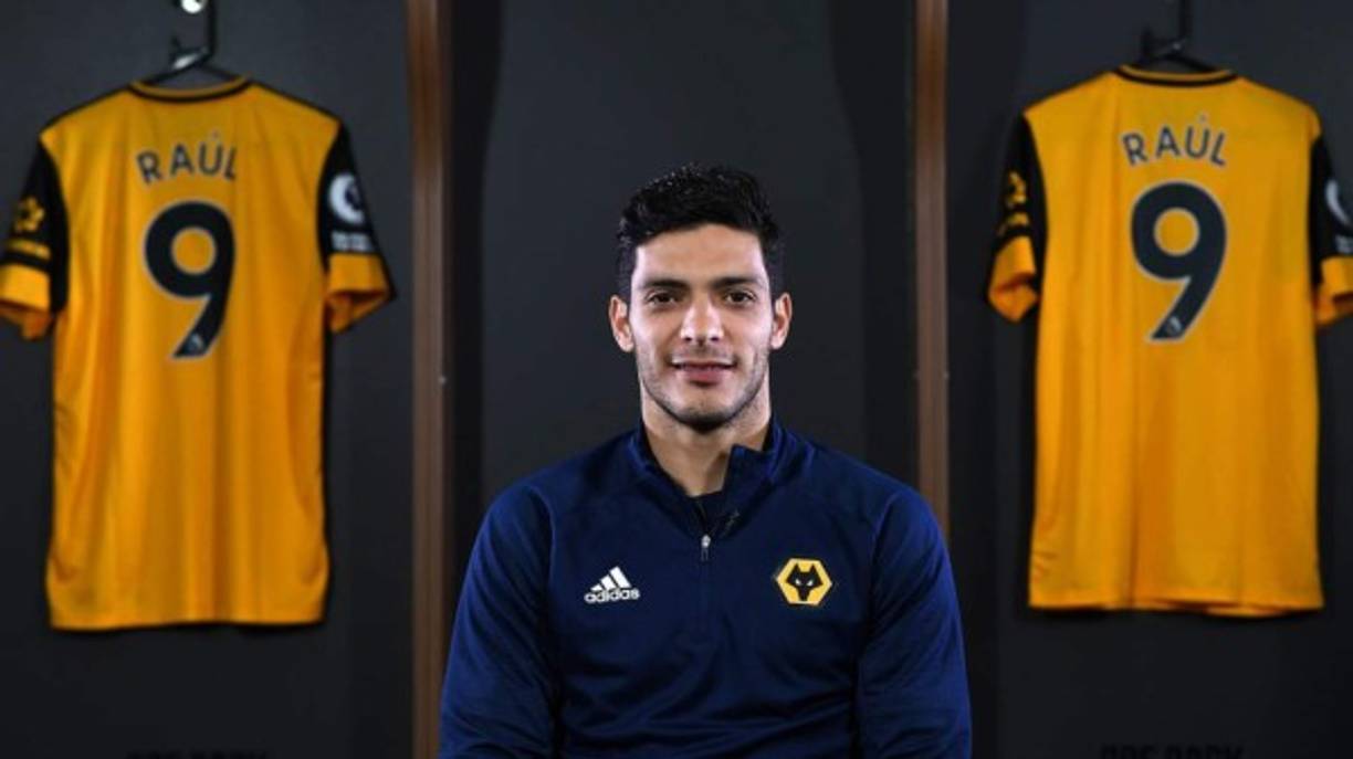 Raúl Jiménez ha puesto punto final a las especulaciones sobre su salida del Wolverhampton este mercado. El delantero mexicano ha firmado un nuevo contrato hasta 2024 con el cuadro inglés.<br/><br/>El ariete sonó para llegar a clubes como el Chelsea, Manchester United o la Juventus, pero finalmente se queda con los Wolves, a donde llegó en 2018 como cedido y fue adquirido definitivamente en 2019.