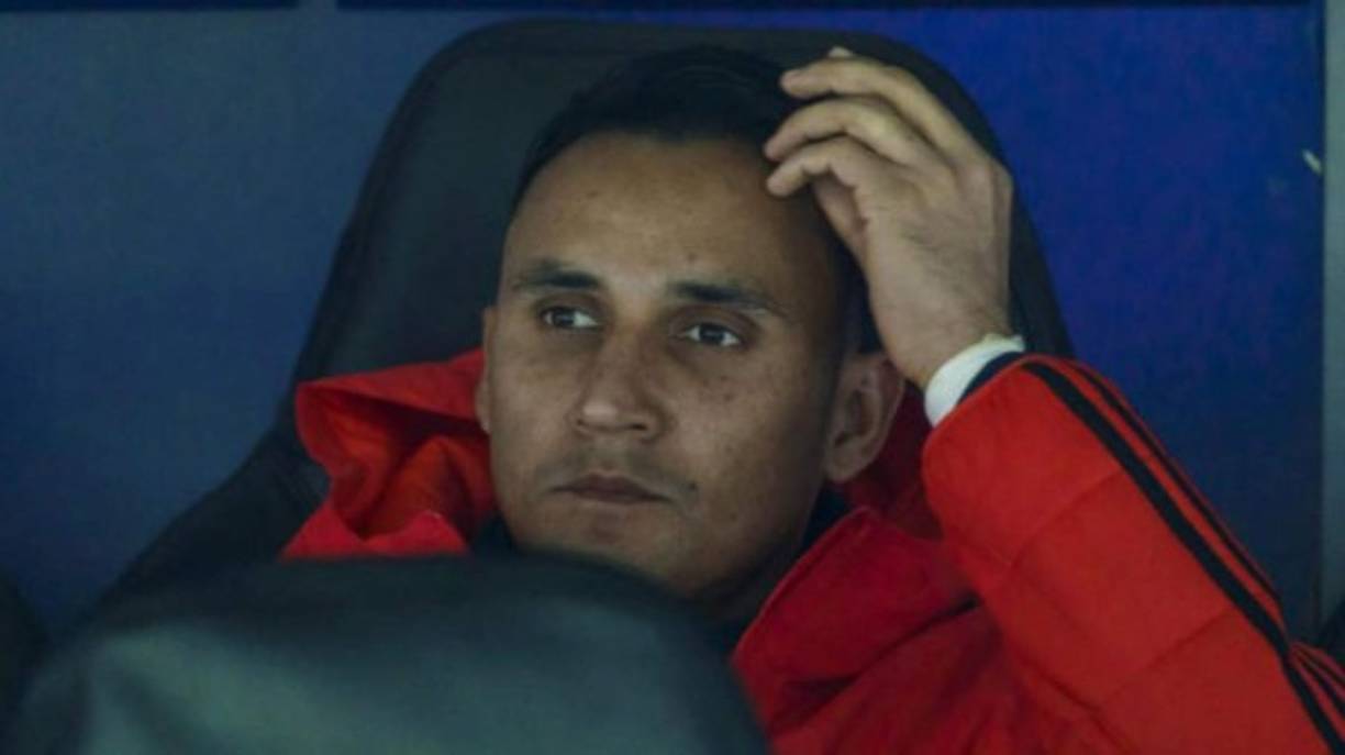 El diario Marca asegura que Keylor Navas no abandonará el Real Madrid en enero por varios motivos. A primeros de febrero será padre otra vez, lo que frena sus ganas de abandonar el Bernabéu, donde lleva instalado con su familia desde 2014. En Madrid tiene su casa (comprada y reformada) y en la capital española quiere seguir con su vida cuando se retire, así que un cambio de aires ahora, deprisa y corriendo, no entra en sus planes.<br/><br/>Otro motivo que frena su salida es la ausencia de un equipo fuerte a nivel deportivo y económico. Todas las grandes porterías de Europa ya tienen dueño y ningún equipo igualaría los casi 5 millones netos que Keylor percibe en el Real Madrid.