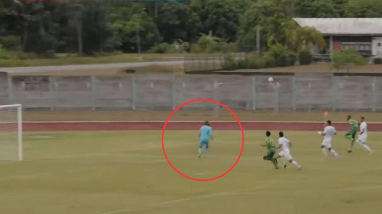 El error de Edrick Menjívar en el empate de Guayana Francesa. El portero salió mal y fue sorprendido por Raphaël Galas con un remate por arriba.