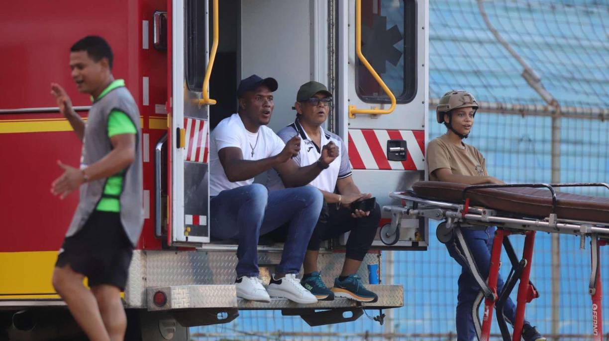 Rolin Peña y Juan Anangonó festejan el segundo gol del Marathón en el Olímpico de San Pedro ula.