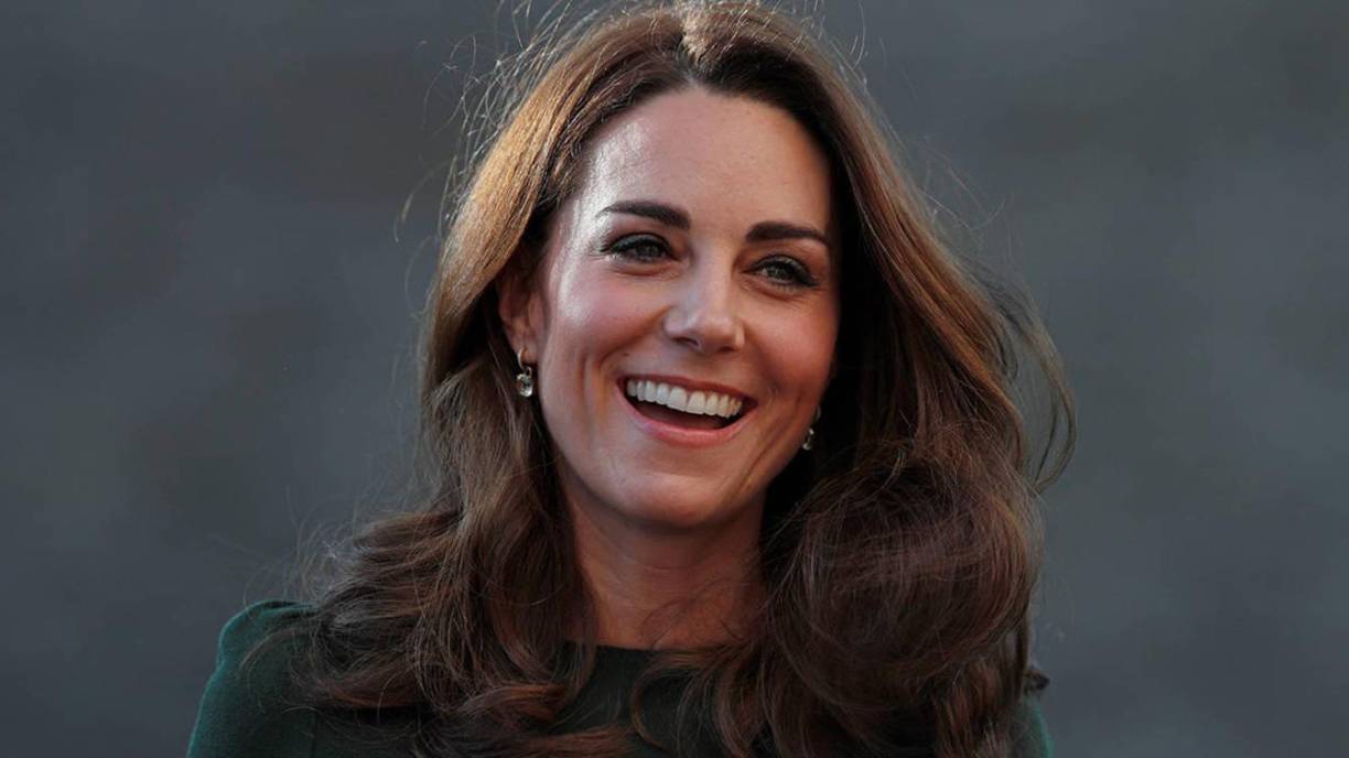 Kate fue criada en el pueblo de Bucklebury, ubicado en Berkshire, y asistió al St. Andrew’s School, en Pangbourne, y al exclusivo Marlborough College, en Wiltshire. Quienes la conocieron en esa época la recuerdan como tranquila, popular y talentosa.