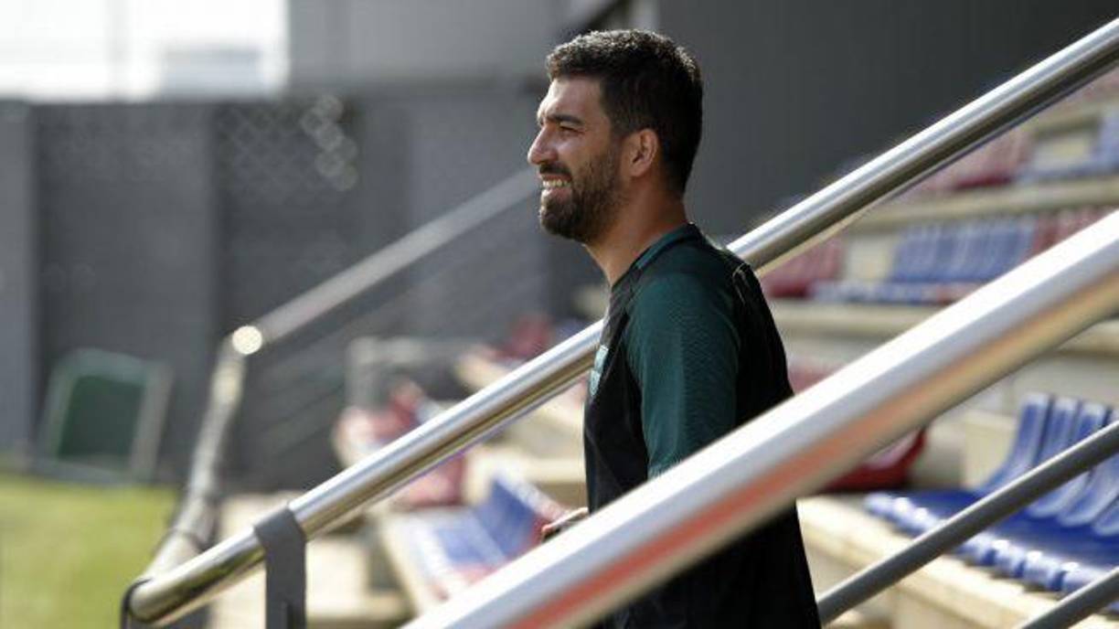 Arda Turan, actualmente entrenador del modesto equipo Eyüpspor, incluso llegó a entregar 3 millones de dólares a Erzan, siempre en mano y en efectivo, al igual que en los demás casos, asegura el diario turco YeniSafak.