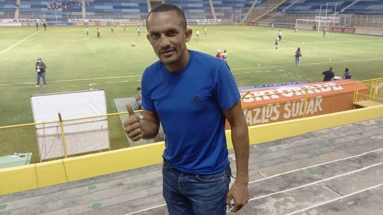 A sus 45 años de edad, el delantero hondureño Williams Reyes se resiste al retiro y estaría siendo nuevo jugador del AD Municipal de la Segunda División del fútbol salvadoreño.
