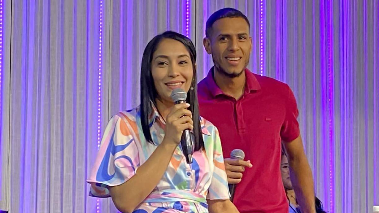 Eddie, junto a su pareja sentimental Lorena Varela, decidió asistir a una iglesia evangélica. 