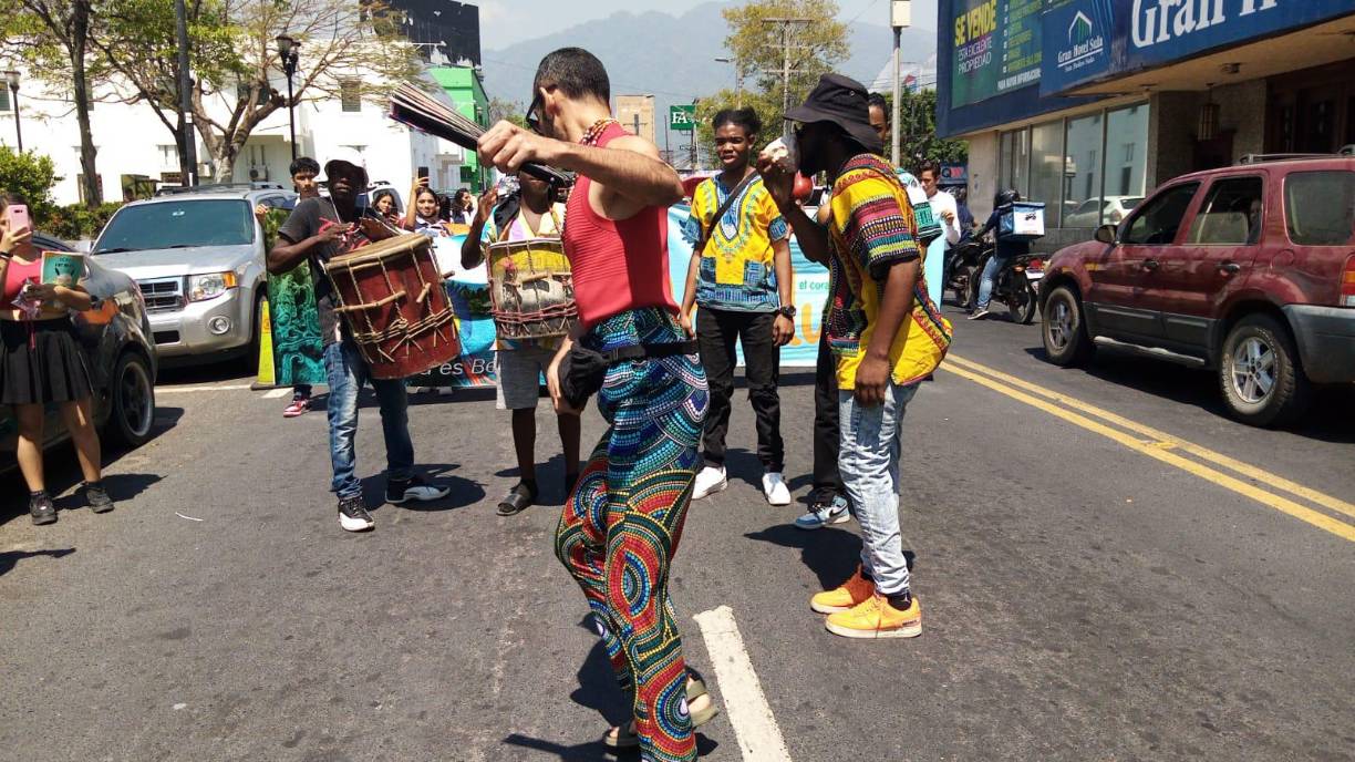 La cultura garífuna es rica y única, con una fuerte influencia africana y caribeña. Los garífunas tienen una tradición musical y danzaria muy importante, con estilos como el punta y la punta rock que se han vuelto muy populares en toda la región. También tienen una cocina distintiva, con platos como el hudutu (un caldo de pescado con plátanos) y el tapado (un guiso de mariscos).