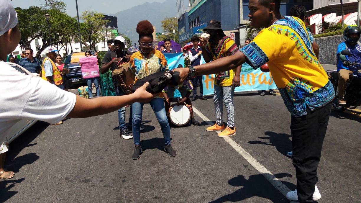 A pesar de estos desafíos, los garífunas siguen luchando por mantener y preservar su cultura y su patrimonio en Honduras.